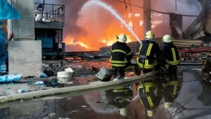 Пожежники гасять вогонь після удару РФ по Одесі 15 липня