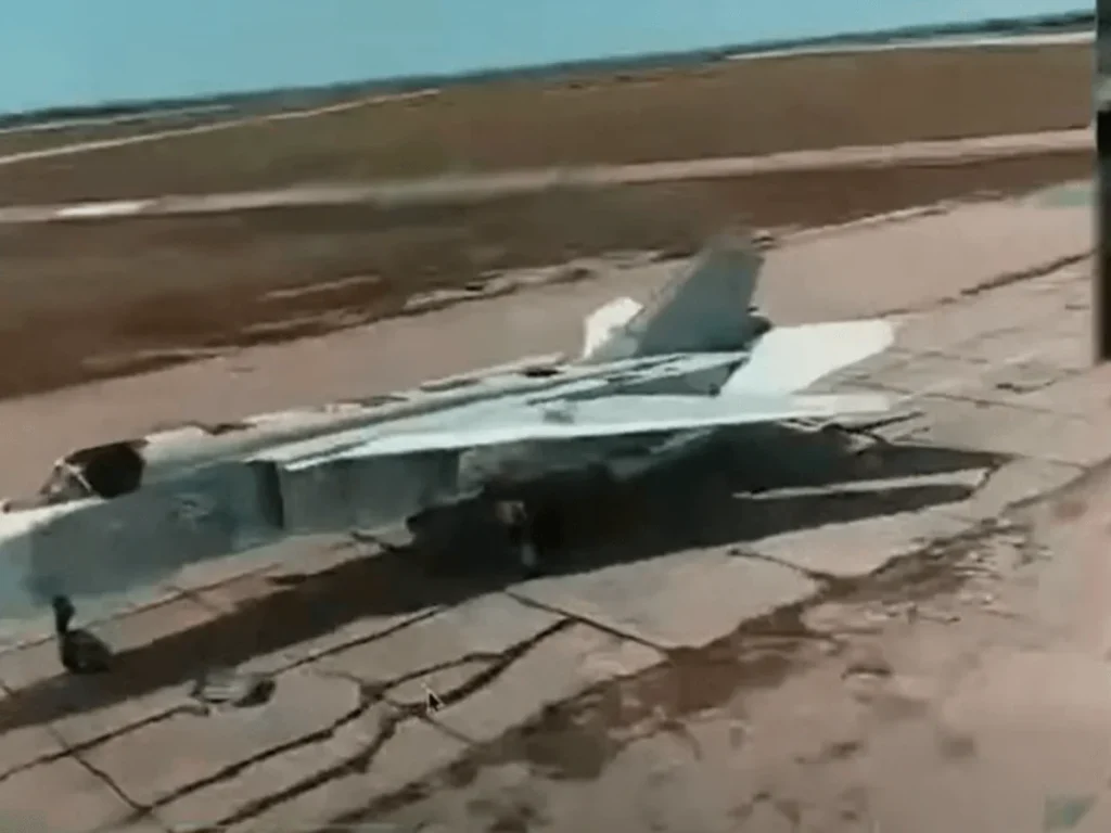Знищений Су-24М на аеродромі в Криму після удару дронів НГУ