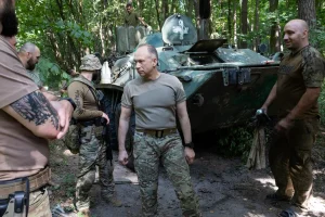 Військові біля бронетранспортера з білим хрестом у лісі