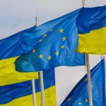Прапори ЄС та України символізують продовження захисту до 2028 року