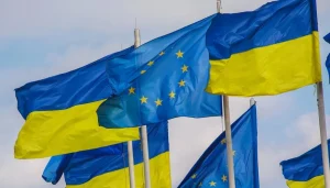Прапори ЄС та України символізують продовження захисту до 2028 року