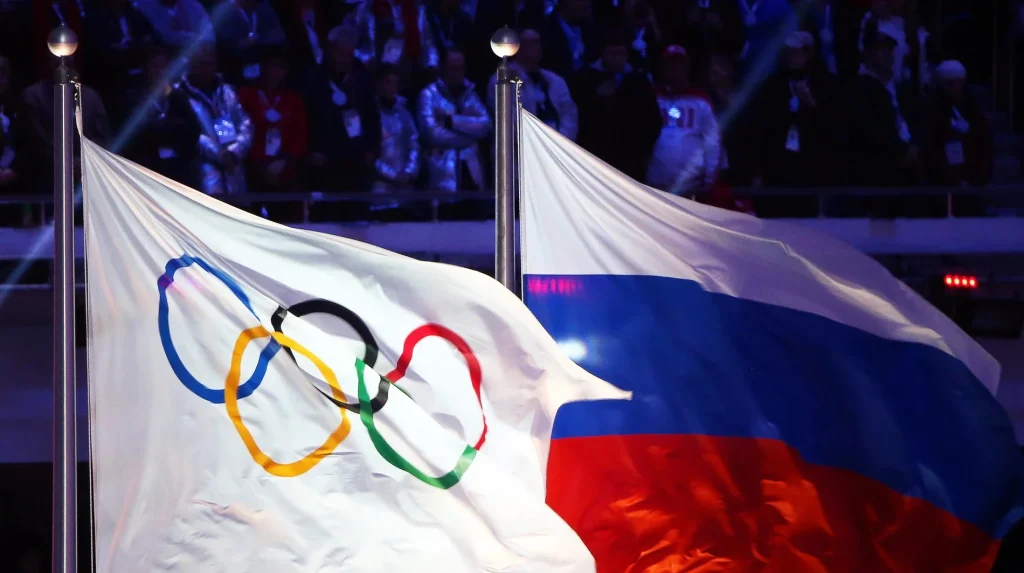 Прапори МОК та Росії на тлі глядачів на стадіоні