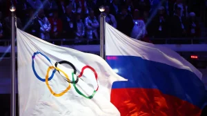 Прапори МОК та Росії на тлі глядачів на стадіоні