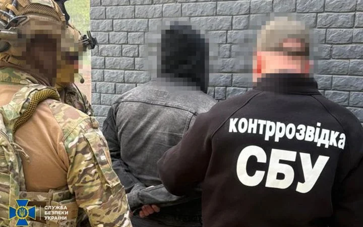 Співробітники контррозвідки СБУ проводять затримання підозрюваного у схемі ухилення від мобілізації на Сумщині.