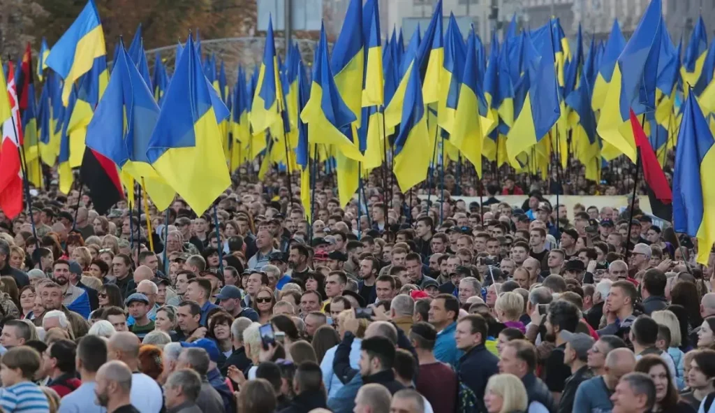 Протестувальники з українськими прапорами на акції за свободу