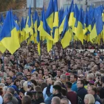 Протестувальники з українськими прапорами на акції за свободу