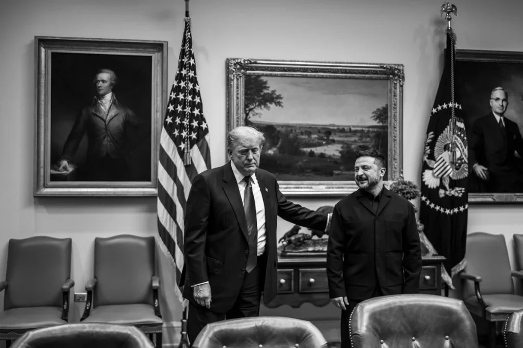Трамп кладе руку на плече Зеленського в залі з портретами та прапором США