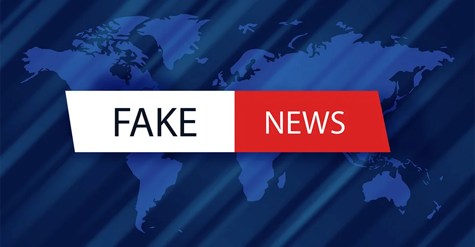 Синя карта світу з банером FAKE NEWS посередині